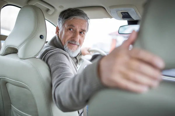 Senior drive dirigindo seu carro moderno — Fotografia de Stock