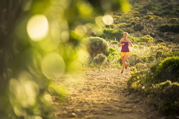 Giovane donna che corre all'aperto — Foto Stock