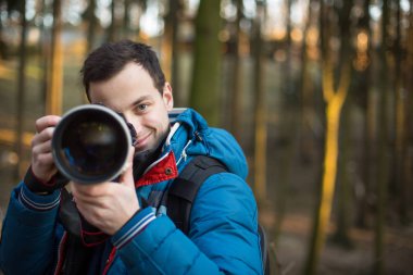 Genç, erkek fotoğrafçı ile onun büyük fotoğraf çekmek