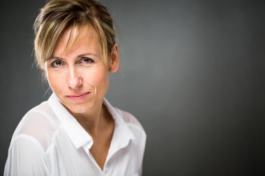 gülümseyen bir orta yaşlı beyaz kadın portresi 