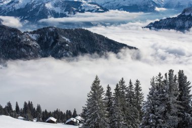 Yüksek Dağları ile muhteşem kış dağ manzarası