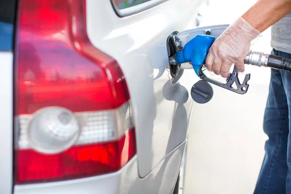 Repostaje de coches en la gasolinera — Foto de Stock