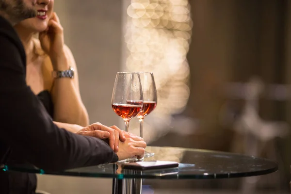 Hombre y mujer tomando una copa de vino en un bar — Foto de Stock