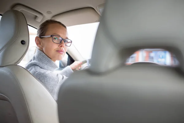 Vrouw autorijden - vrouwelijke bestuurder op een wiel van een moderne auto, — Stockfoto