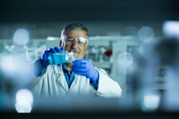 Senior male researcher carrying out scientific research in a lab — Stock Photo, Image