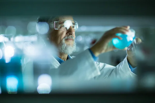 Senior mannelijke onderzoeker uitvoeren van wetenschappelijk onderzoek in een lab — Stockfoto