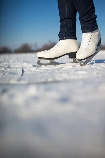 Fiatal nő korcsolyázás szabadban egy tavon — Stock Fotó