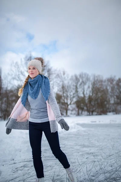 Junge Frau beim Eislaufen im Freien auf einem Teich — Stockfoto