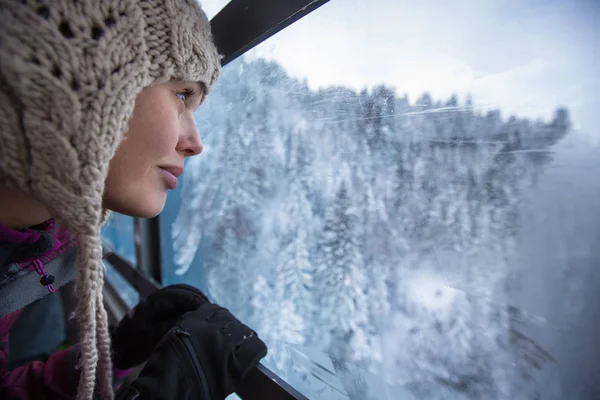 Hübsche, junge Frau bewundert herrliche Winterlandschaft — Stockfoto