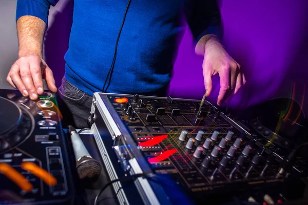 Mãos de DJ no mixer de música em uma festa - tocando algumas músicas — Fotografia de Stock