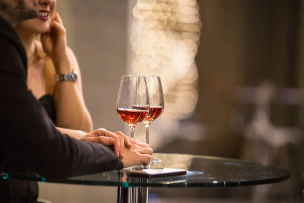 Man and a woman having drinks/glass of wine at a bar — Stock Photo, Image