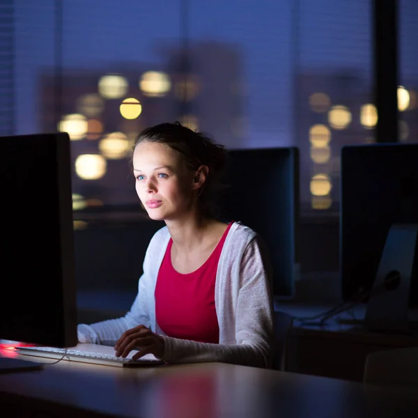 Mooie, jonge vrouwelijke college student met behulp van een desktop computer/pc — Stockfoto