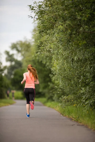 Jonge vrouw loopt buiten op een mooie zonnige winter/herfst dag — Stockfoto