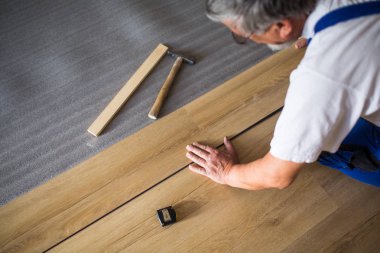 DIY, onarmak, Bina ve ev kavramı - erkek elinde yakın çekim 