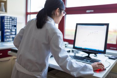 Laboratuar araştırmaları yürüten bir kadın araştırmacı portresi