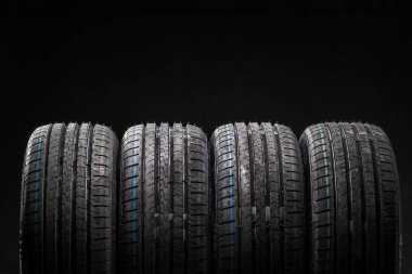 Yeni yüksek performans araba lastikleri yığını