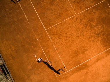 Sahada tenis oyuncusu. Yukarıdan geniş açılı görünüş
