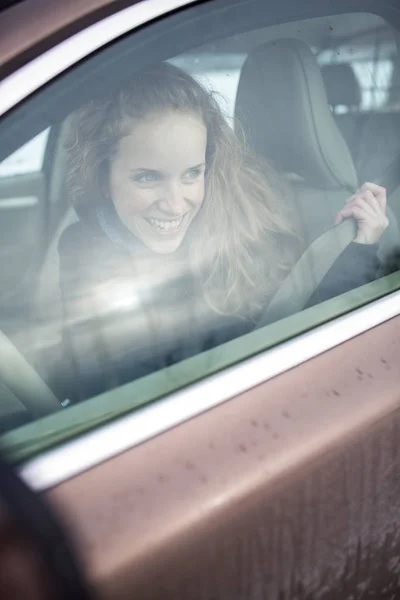 La mujer que conduce el automóvil - el conductor femenino al volante del automóvil moderno , —  Fotos de Stock