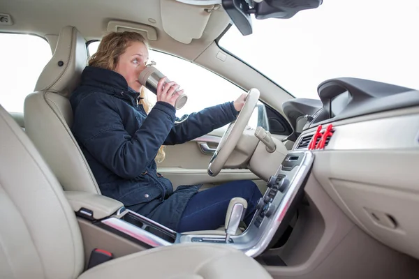 Mulher dirigindo um carro - motorista feminino em uma roda de um carro moderno , — Fotografia de Stock