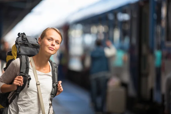 Ładna młoda kobieta wsiadająca do pociągu. — Zdjęcie stockowe