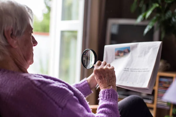 Mujer mayor leyendo el periódico matutino — Foto de Stock