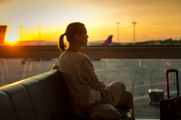 Młoda kobieta pasażerów na lotnisku — Zdjęcie stockowe