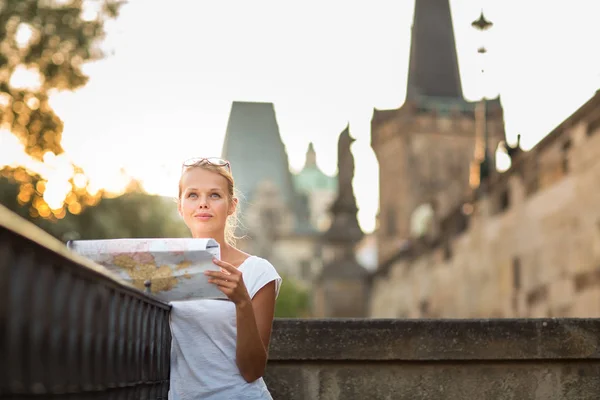 Bella giovane turista donna che studia una mappa — Foto Stock