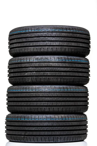 Pilha de pneus novos de carro de alto desempenho — Fotografia de Stock
