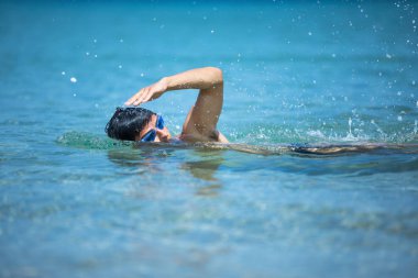 Genç adam açık gezinme (yüzücü, triatlon denizde Yüzme)