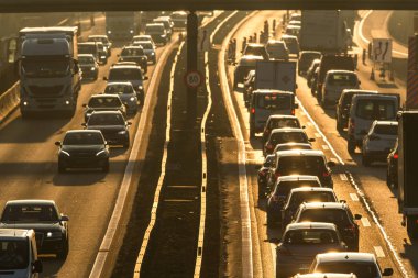 Arabalar çok yavaş bir trafikte gidiş sırasında sabah rushhour jam