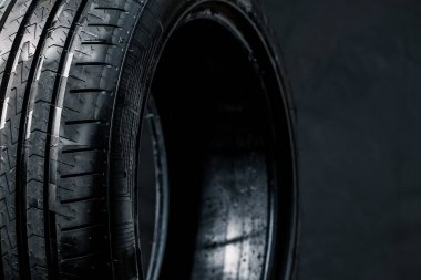 Yeni yüksek performans araba lastikleri yığını