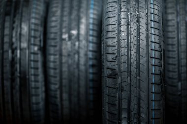 Yeni yüksek performans araba lastikleri yığını