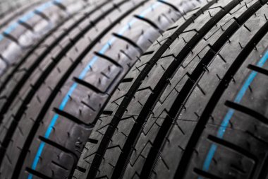 Yeni yüksek performans araba lastikleri yığını