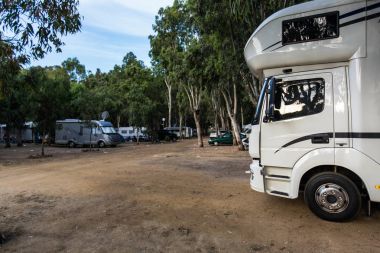 Bir garaj içinde - mekanik değiştirme jantlar/lastikler 