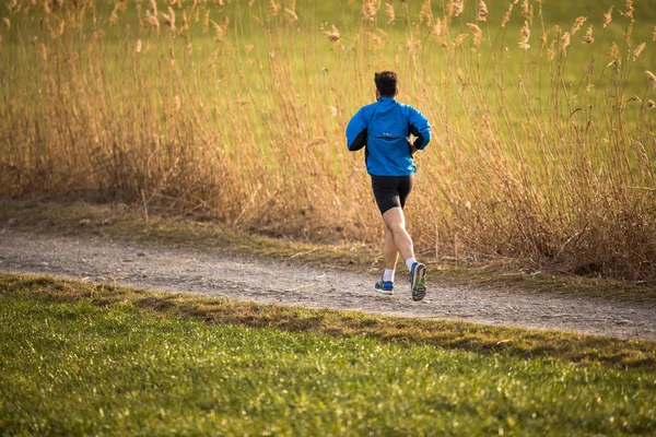 Ung man kör utomhus på en härlig solig dag — Stockfoto