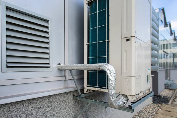 Équipement de climatisation au sommet d'un bâtiment moderne — Photo