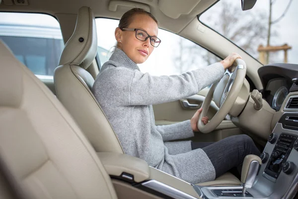 Mulher dirigindo um carro - motorista feminino em uma roda de um carro moderno , — Fotografia de Stock