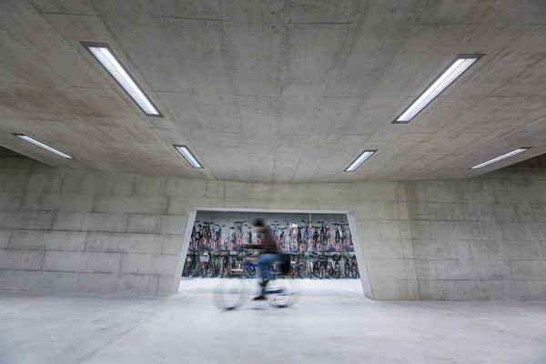 À l'intérieur d'un garage - roues de changement de mécanicien / pneus — Photo