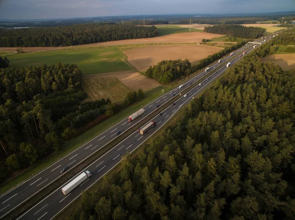 Veduta aerea di un'autostrada con auto su di esso — Foto Stock