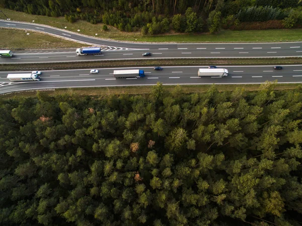 Luchtfoto van een snelweg met auto's op het — Stockfoto