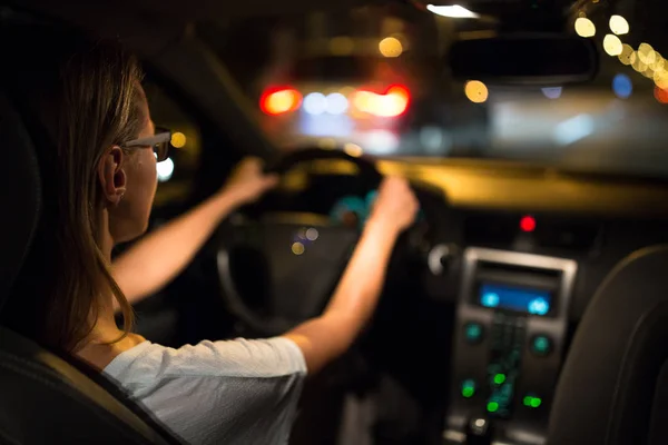 Conducción femenina conduciendo un coche por la noche — Foto de Stock