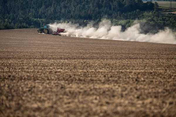 Traktor pflügt ein trockenes Feld um — Stockfoto