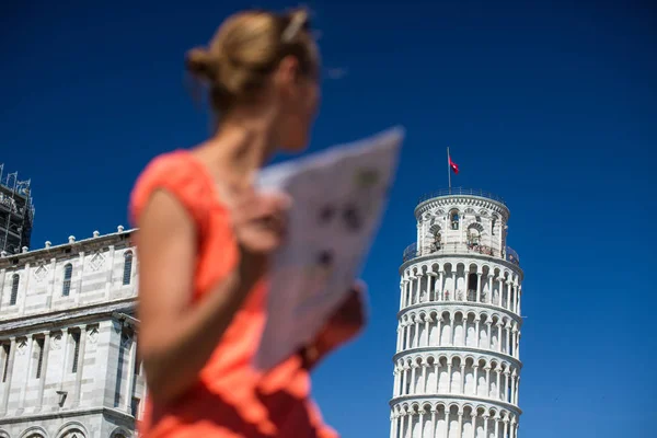 Prachtige vrouwelijke toerist met kaart bewonderen van de scheve toren van Pisa, Toscane, Italië — Stockfoto