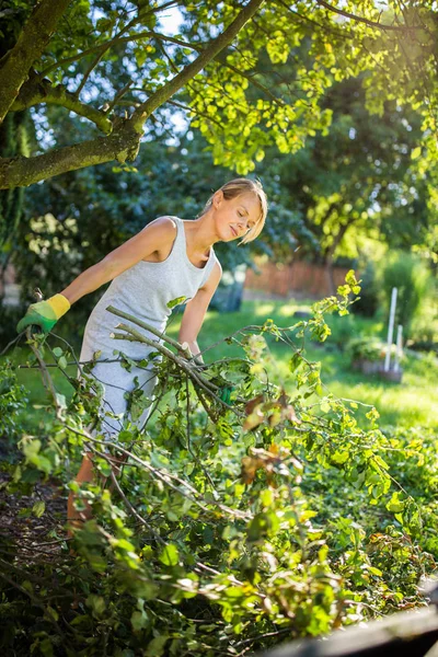 Bella, giovane donna giardinaggio nel suo giardino — Foto Stock