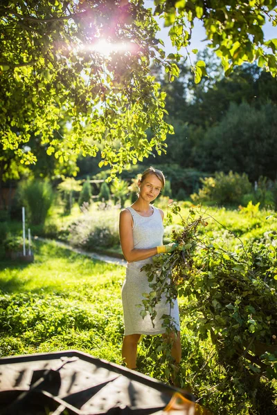 漂亮的年轻女人在她的花园园艺 — 图库照片