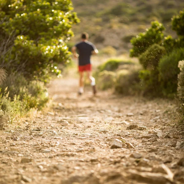 Joven corriendo al aire libre en un hermoso día soleado —  Fotos de Stock