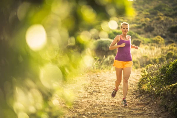 Mujer joven corriendo al aire libre en un hermoso día soleado — Foto de Stock