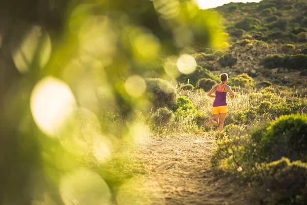 Giovane donna che corre all'aperto in una bella giornata di sole — Foto Stock