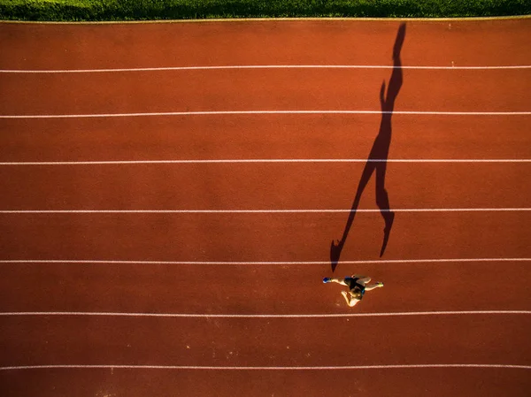 Tiro de un joven atleta entrenando en una pista de carreras. Sprinter — Foto de Stock