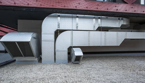Luftkonditioneringsutrustning ovanpå en modern byggnad — Stockfoto